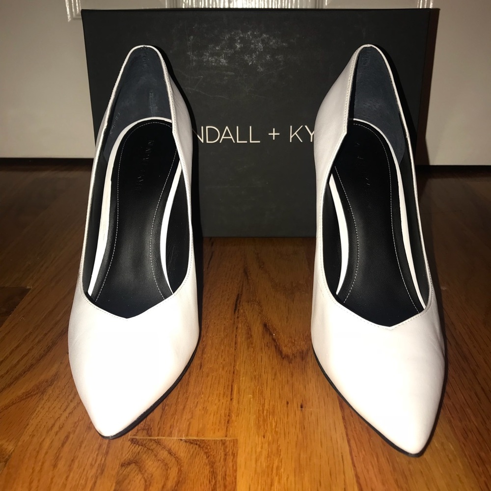 White Pumps 👠